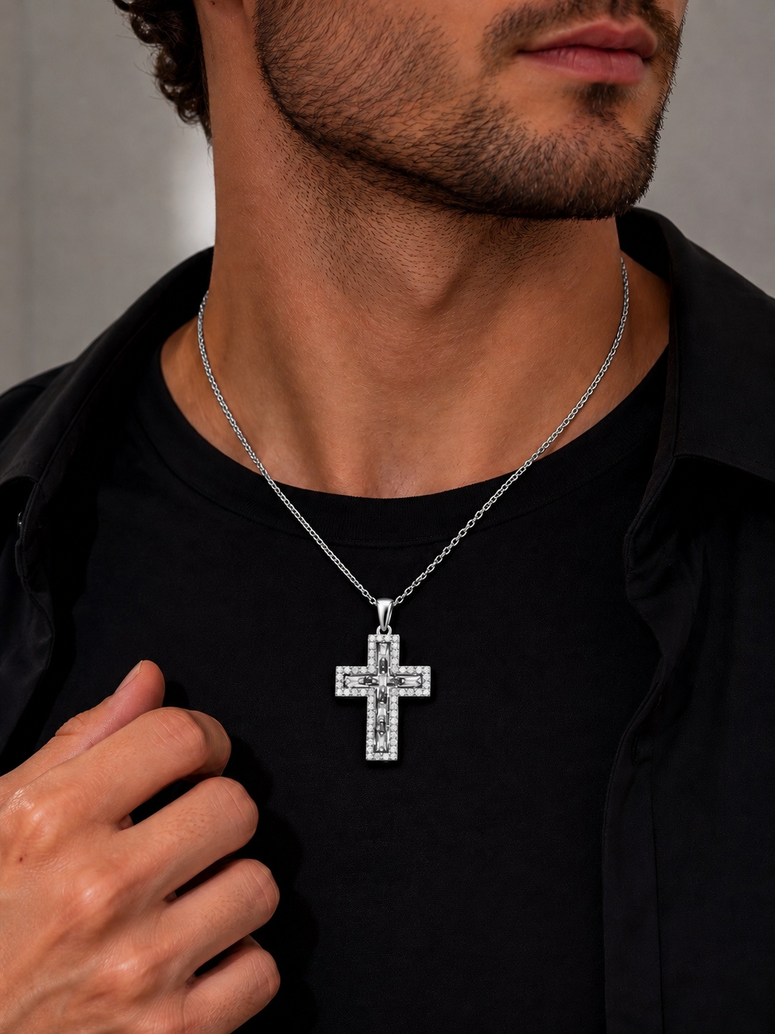 Collana Croce AUREX CROSS  Collana in Acciaio Inossidabile con Croce Pavé di Zirconi e Taglio Baguette