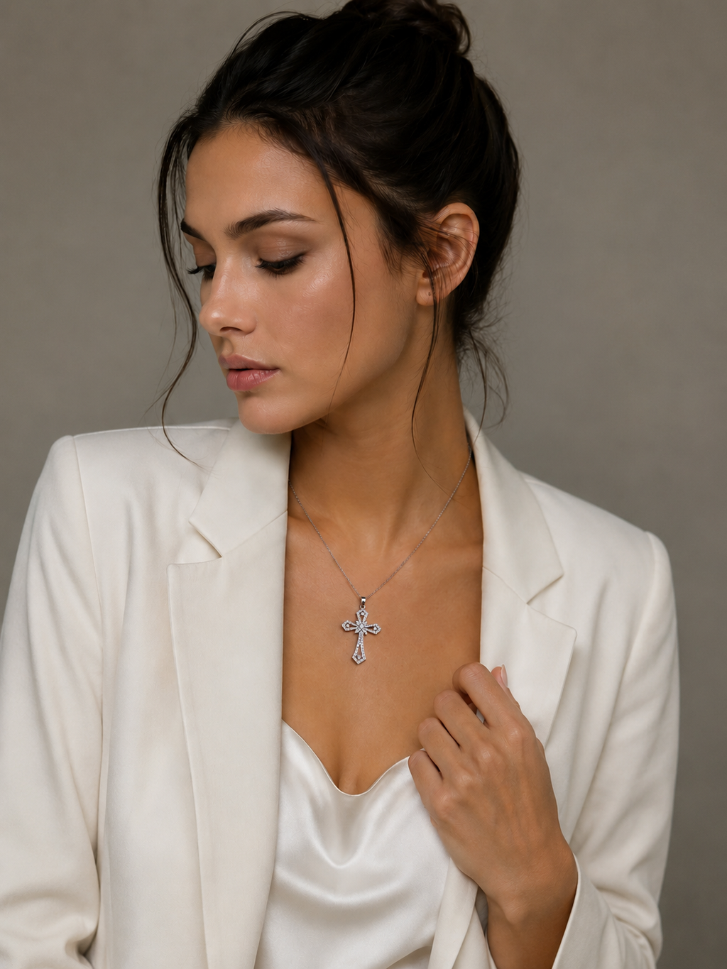 Collana Croce EVELYN GRACE  Collana in Acciaio Inossidabile con Croce Floreale Pavé di Zirconi
