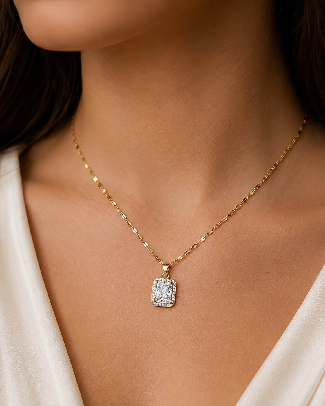 CRYSTAL ONE – Collana Dorata in Acciaio Inossidabile con Zircone Rettangolare e Cornice Luminosa