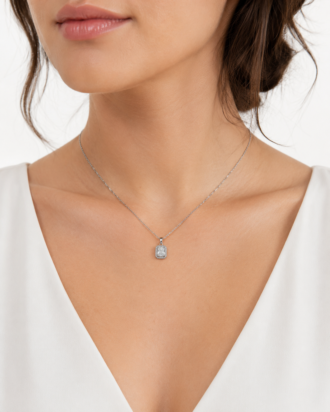 CRYSTAL ONE — Collana con Pendente Rettangolare Luminoso e Cornice di Cristalli