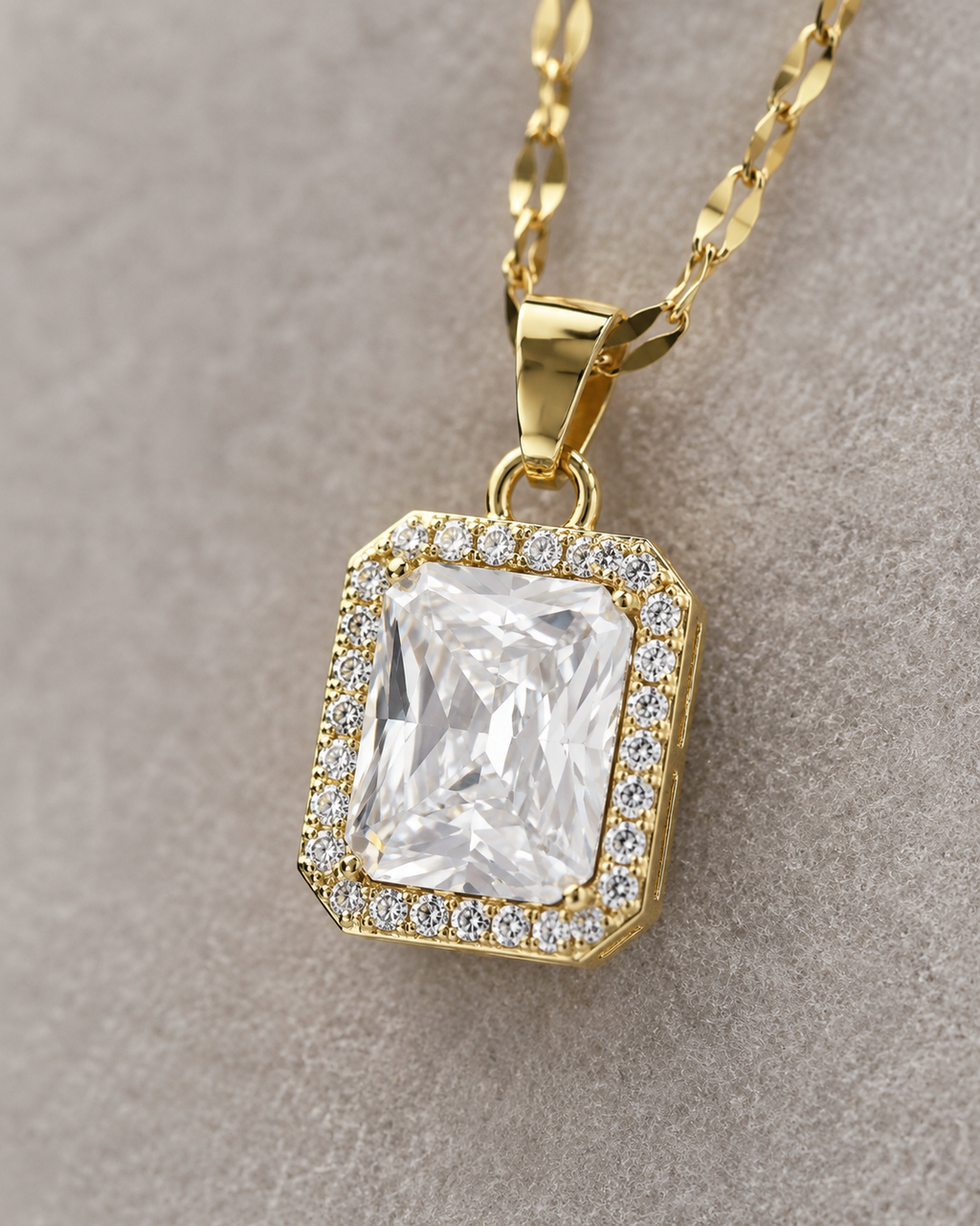 CRYSTAL ONE – Collana Dorata in Acciaio Inossidabile con Zircone Rettangolare e Cornice Luminosa