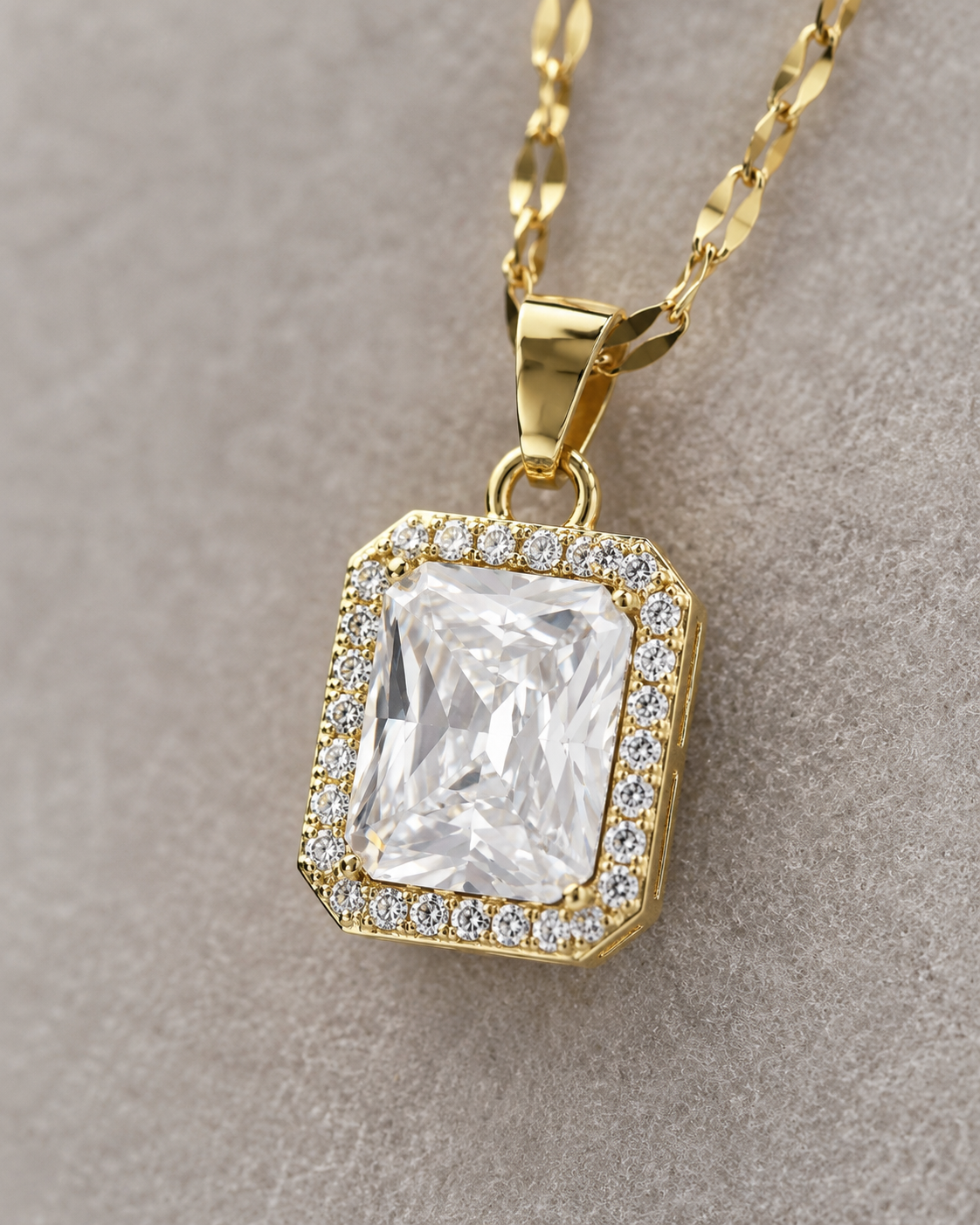 CRYSTAL ONE – Collana Dorata in Acciaio Inossidabile con Zircone Rettangolare e Cornice Luminosa